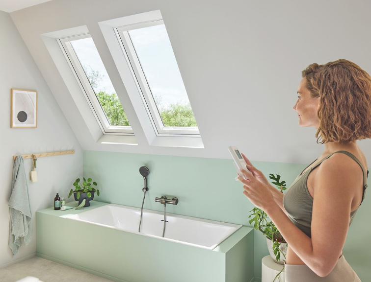 Helles Badezimmer mit Roto Designo I8 Dachfenster für optimalen Tageslichteinfall und ein modernes Raumgefühl