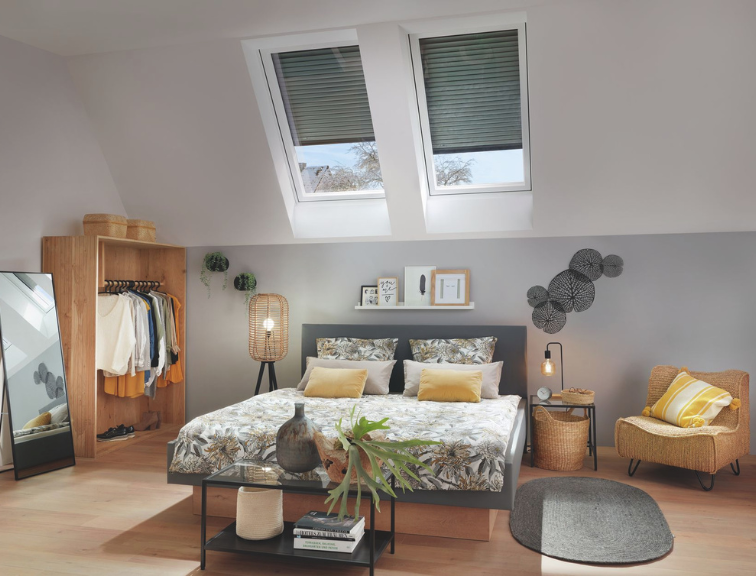 Modernes, helles Schlafzimmer mit einem Roto Designo R6 Tronic Dachfenster, das für natürlichen Tageslichteinfall sorgt