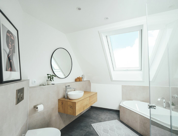 Modernes Badezimmer mit stilvoller Einrichtung und einem Roto Designo R8 Dachfenster für eine angenehme Lichtstimmung