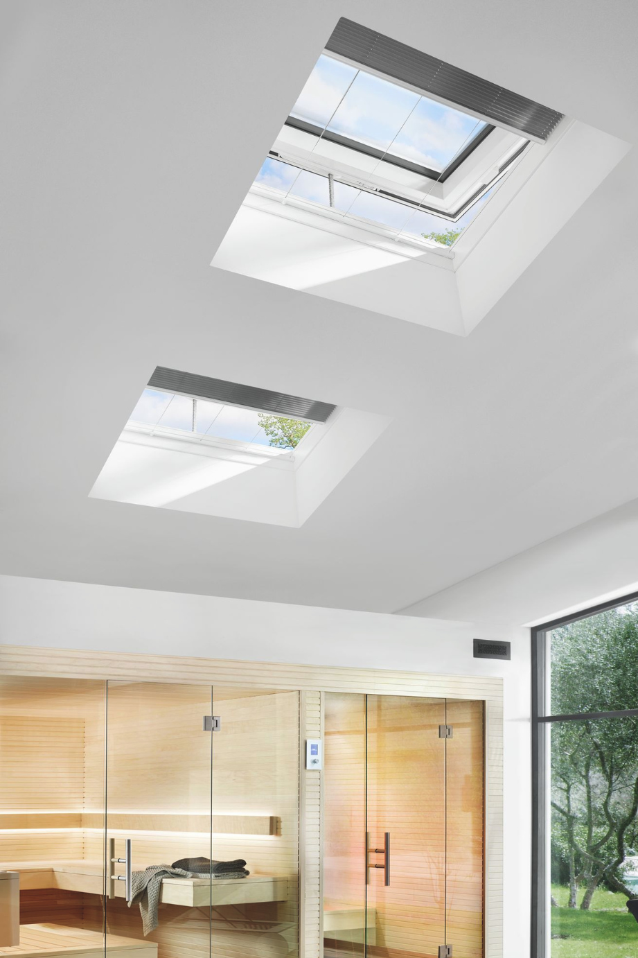 Roto Flachdachfenster mit Elektro‑Funk in einer modernen Sauna