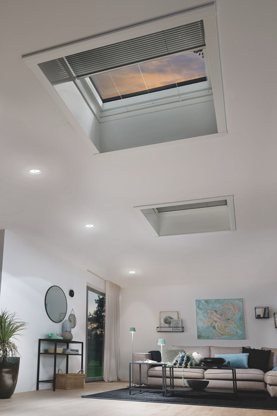 Wohnzimmer mit Roto Flachdachfenster und integriertem Faltstore