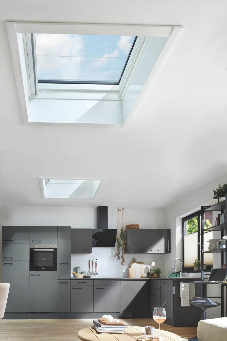 Offene Küche mit fixverglastem Roto Flachdachfenster