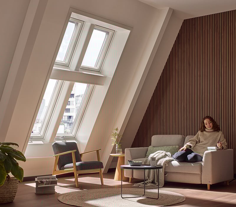 Eingebaute Roto Dachfenster verkleidet mit dem Roto Innenfutter in Wohnzimmer.