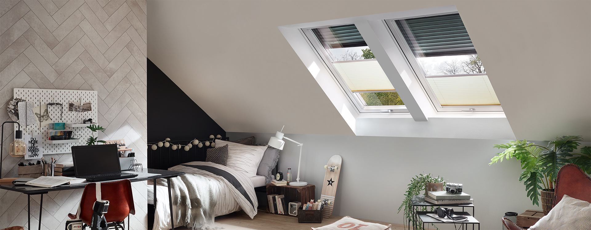 Blick unter das Dach mit eingebauten Designo R8 Klapp-Schwingfenster