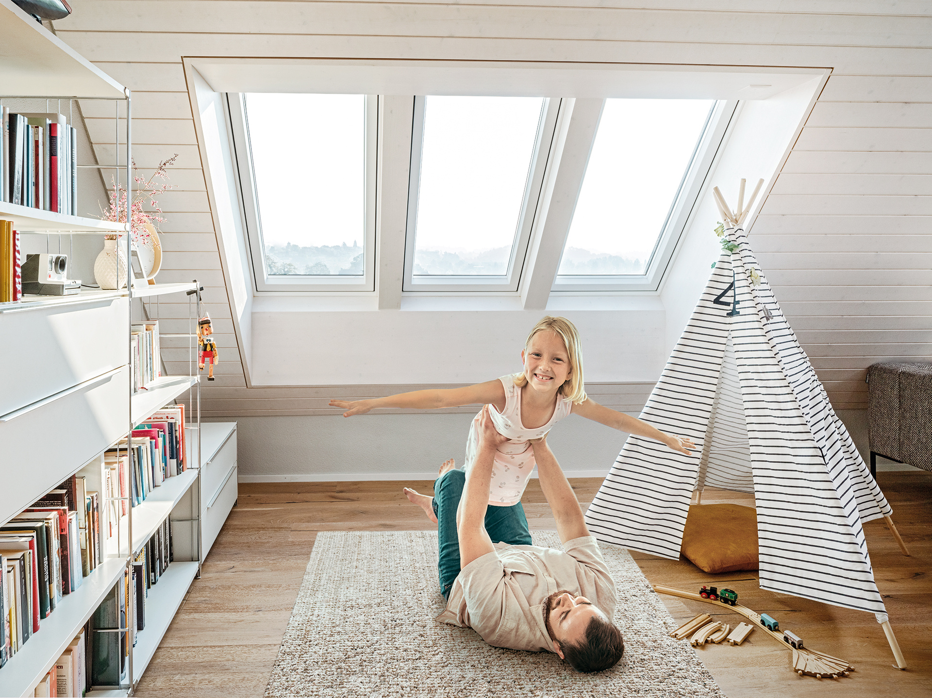 Blick unter das Dach mit eingebauten Designo i8 Comfort-Dachfenster