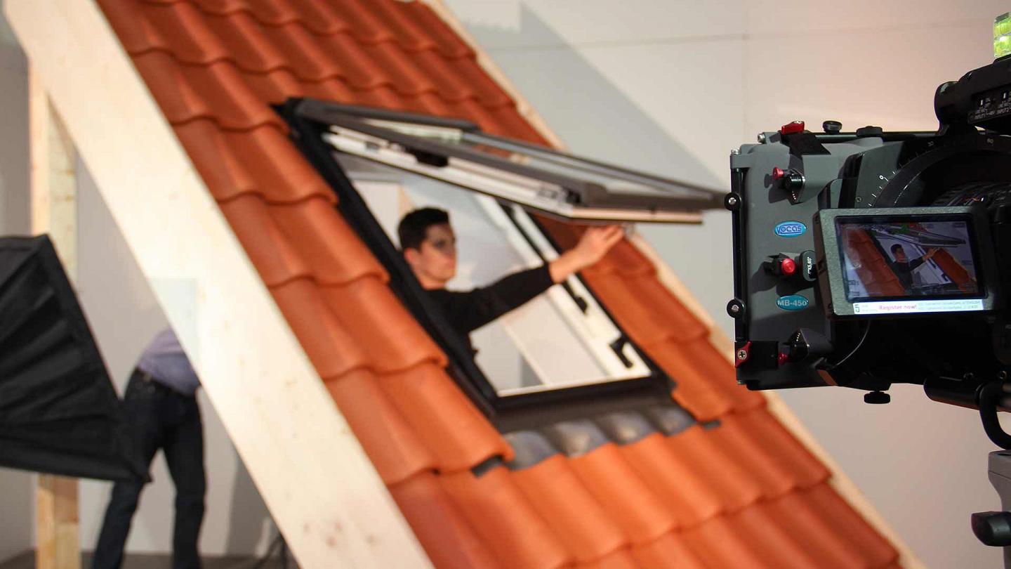 L'installazione di una finestra per tetti viene filmata
