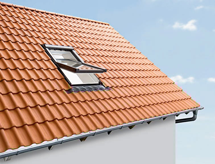 Geöffnetes Roto RotoQ 4 Dachfenster auf einem geneigten Dach in der Außenansicht