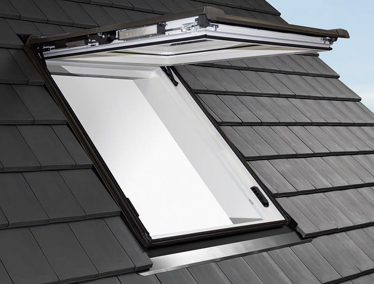 Außenansicht eines Roto Designo I8 Dachfensters auf dem Dach, aufgenommen bei Tageslicht