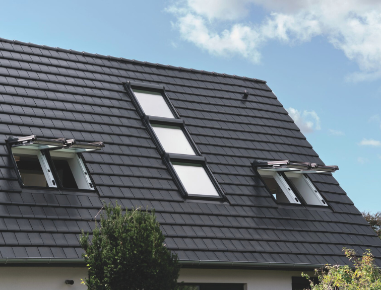 Dachansicht mit einem Roto Designo I8 Dachfenster, das für natürlichen Tageslichteinfall sorgt