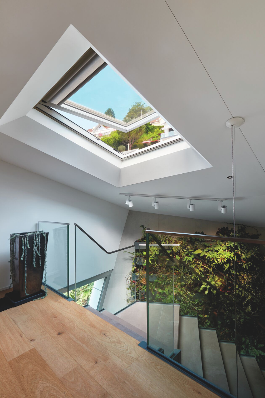 Heller Flur mit moderner Gestaltung und einem Roto Designo I8 Dachfenster, das natürlichen Tageslichteinfall ermöglicht