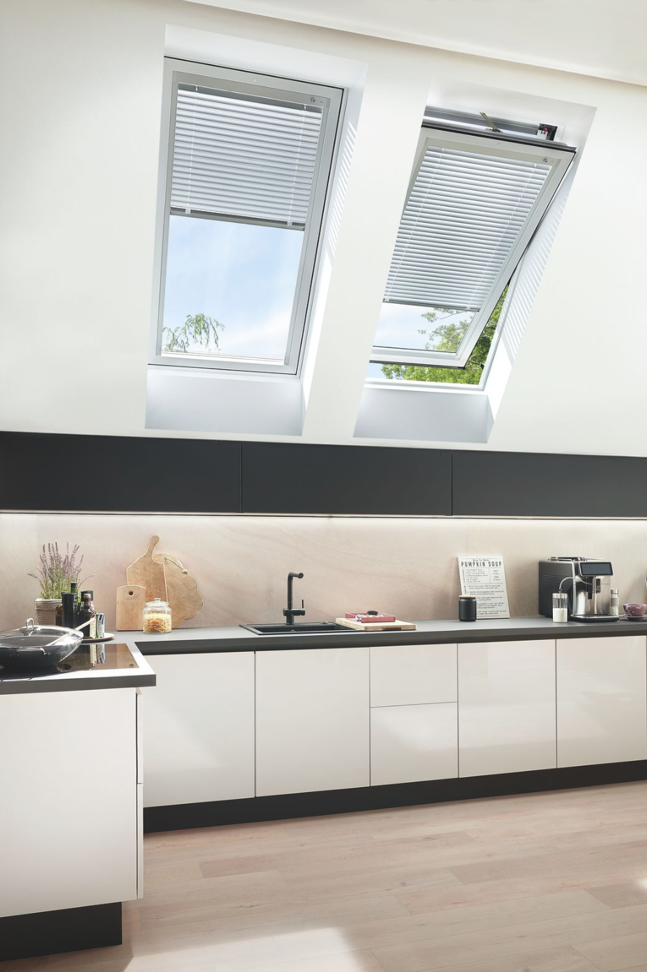 Küche mit Roto Designo R6 Tronic Dachfenster für optimalen Tageslichteinfall und ein freundliches Raumgefühl
