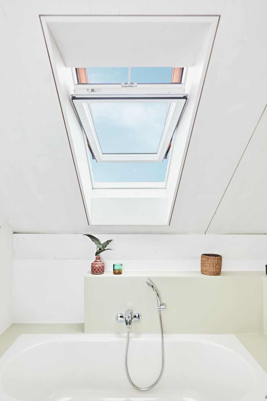 Badezimmer mit Roto Designo R6 Dachfenster für optimalen Tageslichteinfall und ein freundliches Raumgefühl