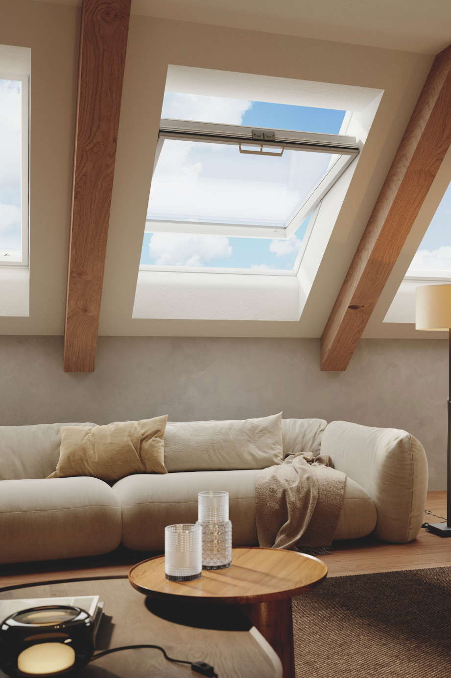 Wohnbereich mit Sofa und Roto RotoQ Q4 Dachfenster für optimalen Tageslichteinfall und ein freundliches Raumgefühl