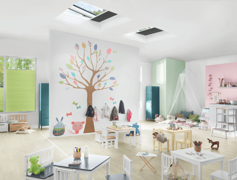 Kindergartenraum mit Roto Flachdachfenster für natürlichen Tageslichteinfall