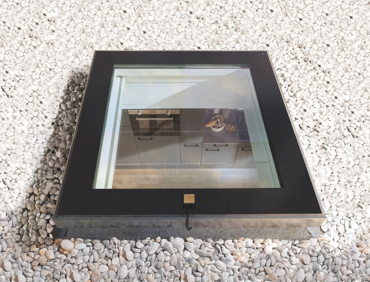 Von oben fotografiertes Roto Flachdachfenster mit Elektro‑Funk‑Steuerung