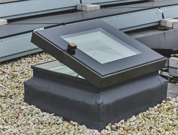 Roto Flachdachfenster mit Elektro‑Funk‑Steuerung als Produktfoto