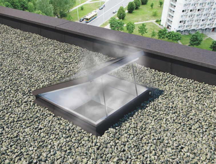 Rauch unter einem Roto Flachdach‑Entrauchungsfenster