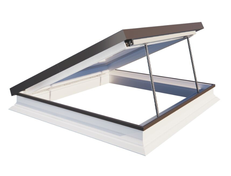 Geöffnetes Roto Flachdach‑Entrauchungsfenster als Produktfoto