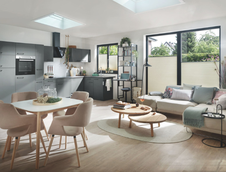 Offene Küche mit Wohnzimmer und fixverglastem Roto Flachdachfenster