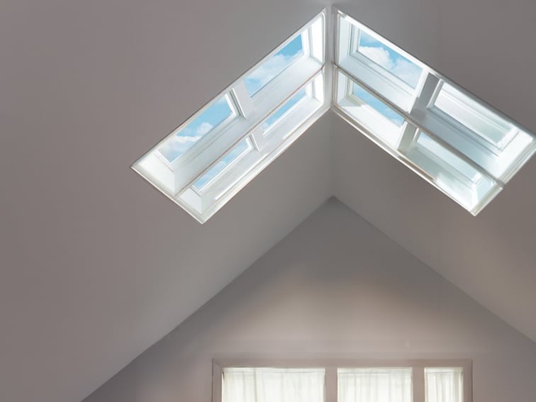 Geöffnetes Roto Designo R8 Wohnsicherheitsausstiegsfenster als Produktfoto