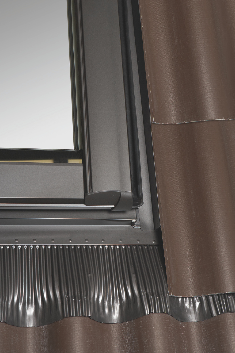 Roto Eindeckrahmen für braune Dachziegel als freigestelltes Produktfoto