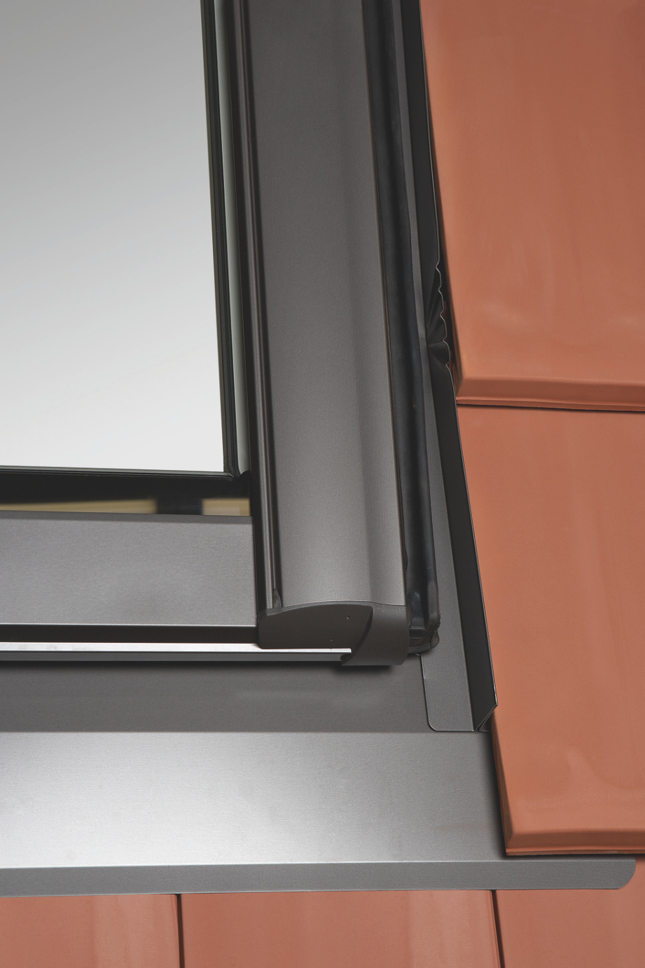 Roto Eindeckrahmen für stark profilierte rote Dachziegel als freigestelltes Produktfoto