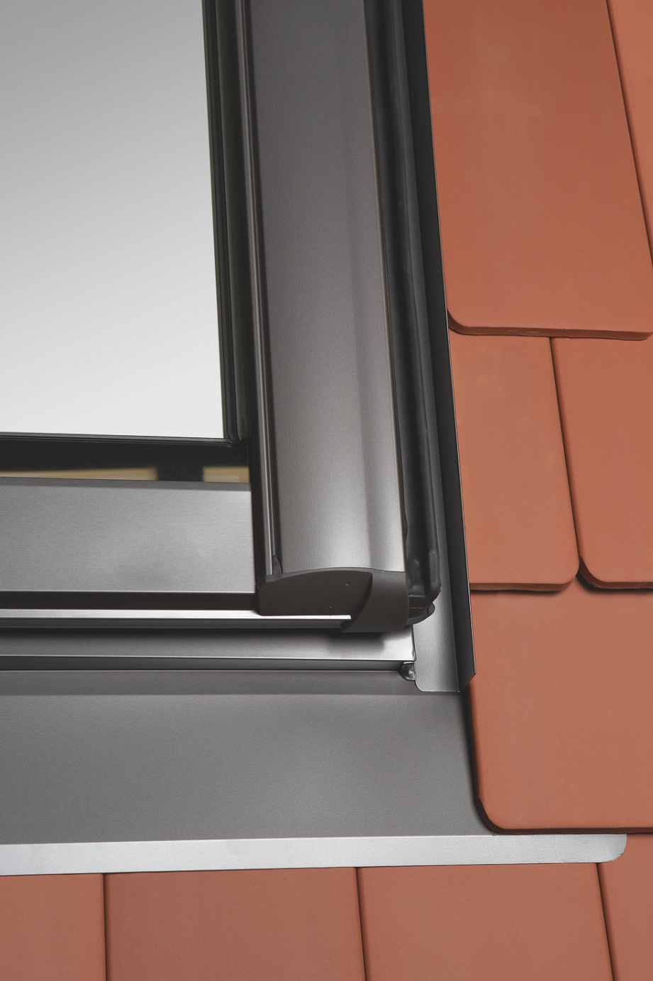 Roto Eindeckrahmen für rote Dachziegel als freigestelltes Produktfoto