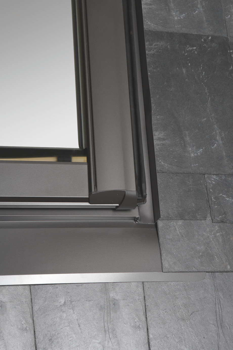 Roto Eindeckrahmen für Schieferdeckung als freigestelltes Produktfoto