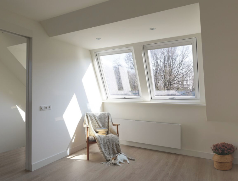 Flur mit einer Kombination aus mehreren Roto Dachfenstern
