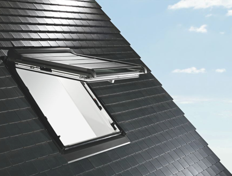 Geöffnetes Roto Dachfenster mit montierter Außenmarkise in Außenansicht
