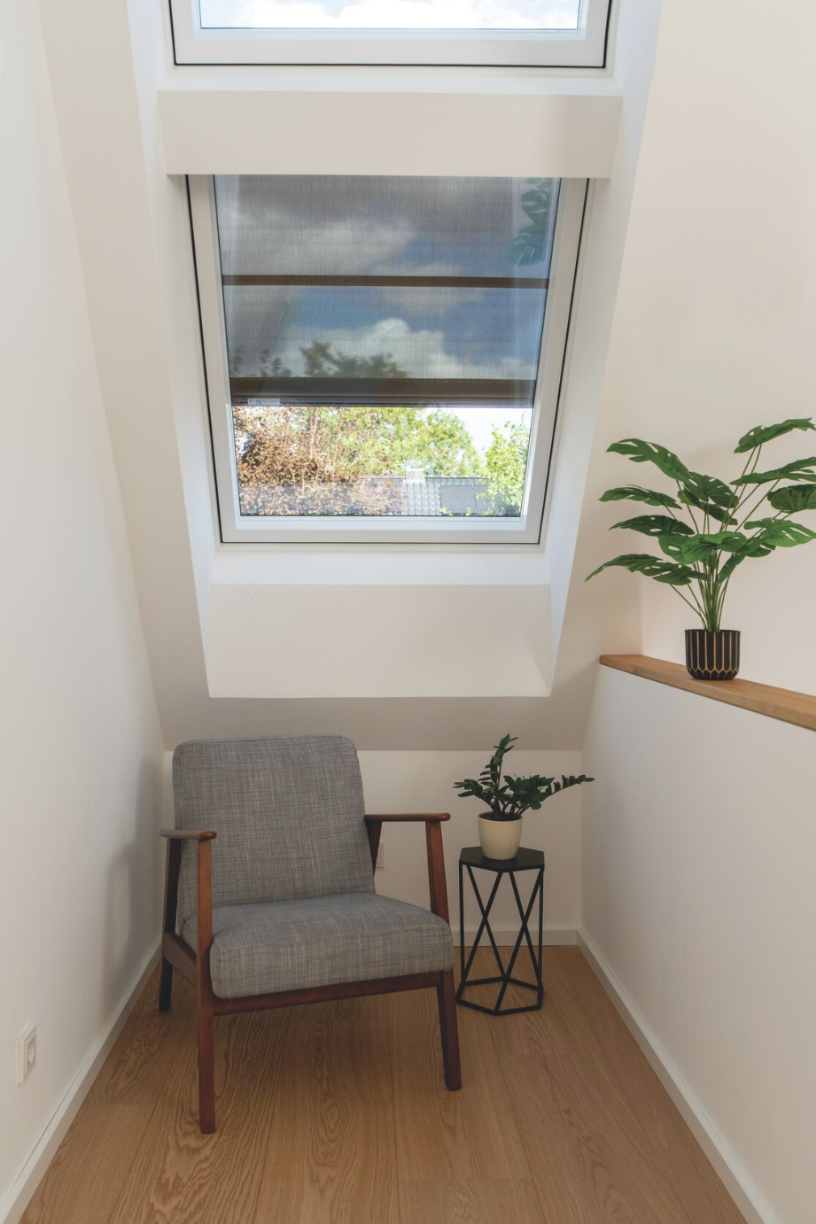 Innenansicht eines Roto Dachfensters mit montierter Außenmarkise