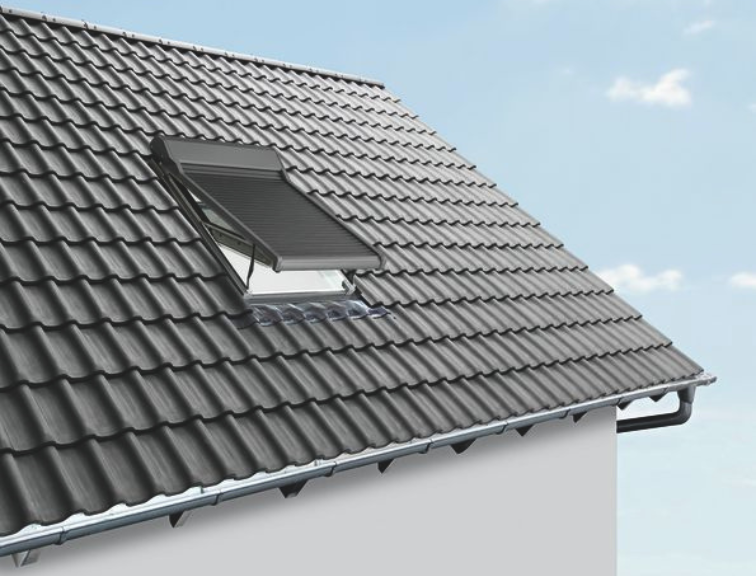 Abgenommenes Roto Außenrollo Screen von unten als freigestelltes Produktfoto