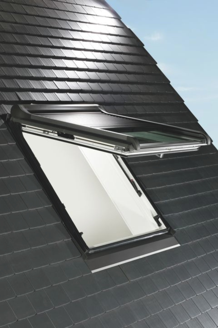 Außenansicht eines geöffneten Roto Dachfensters mit Außenrollladen