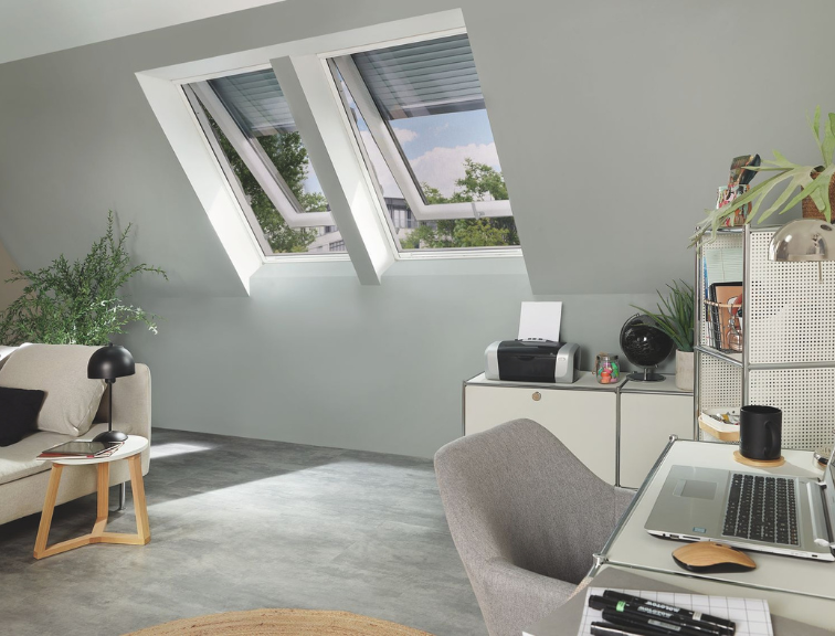 Raum mit halb geöffneten Roto Außenrollladen 