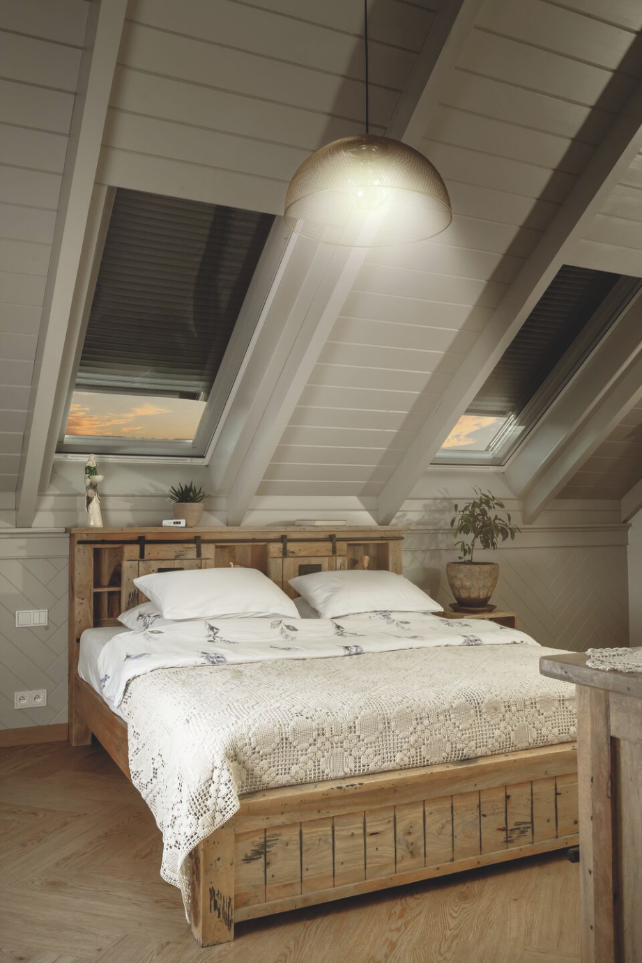 Innenansicht eines geschlossenen Roto Außenrollladens am Dachfenster