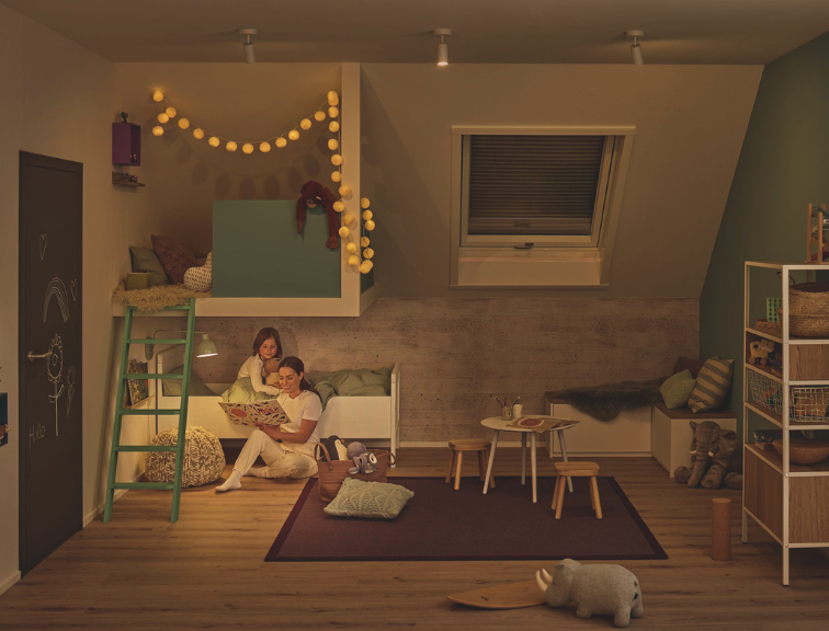 Abgedunkeltes Kinderzimmer mit geschlossenem Roto Außenrollladen