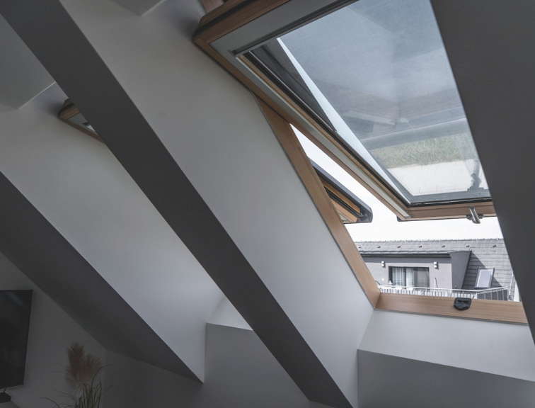 Innenansicht eines Roto Außenrollo Screen am Dachfenster