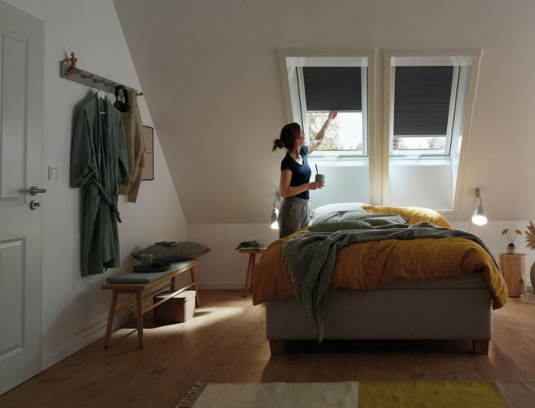 Schlafzimmer mit Roto Dachfenster und innenliegender Ausstattung