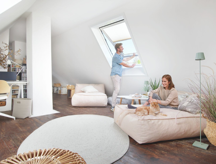 Sitzecke mit Roto Dachfenster und innenliegendem Faltstore