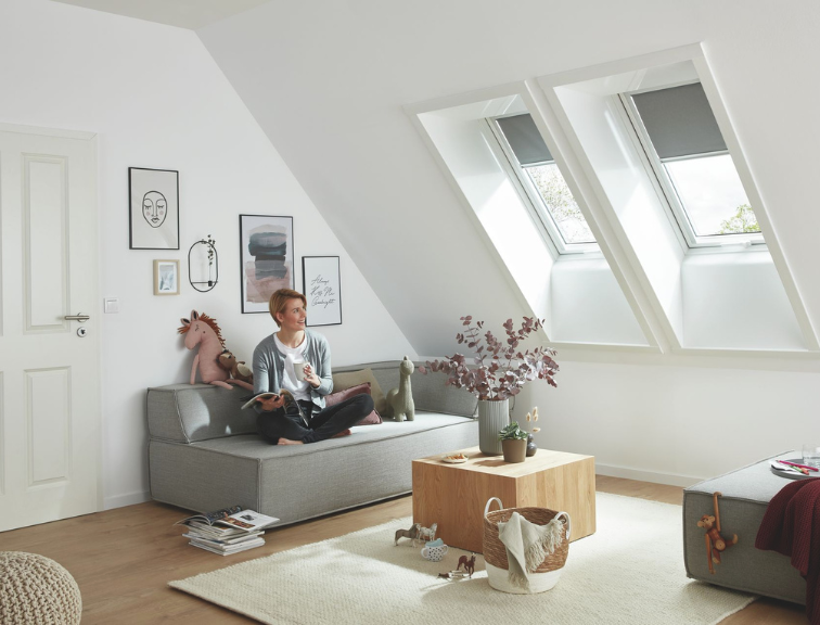 Innenraum mit Roto Designo Dachfenster und innenliegender Ausstattung