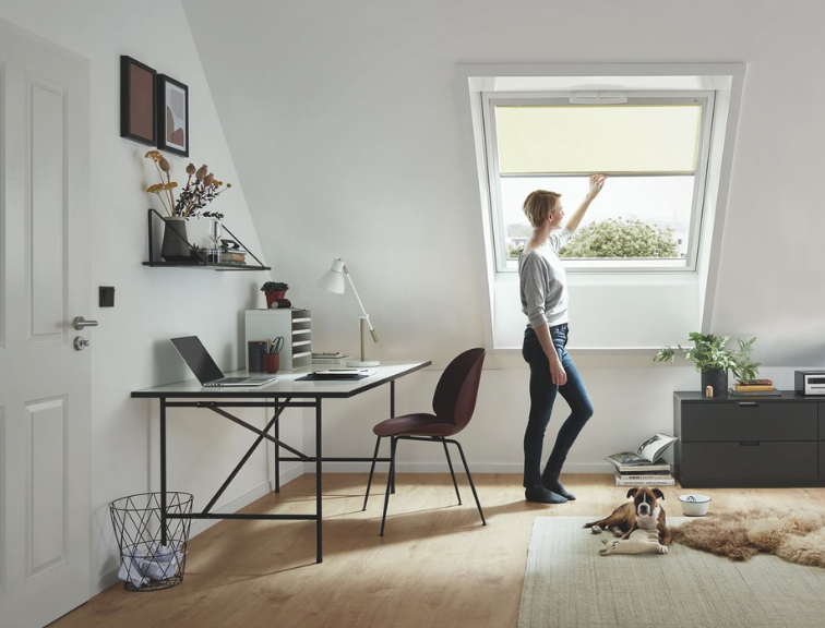 Innenraum mit RotoQ Dachfenster und innenliegender Roto Innenausstattung