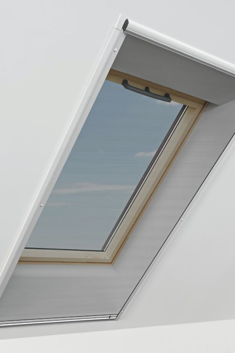 Abgenommenes Roto Insektenschutzrollo als freigestelltes Produktfoto