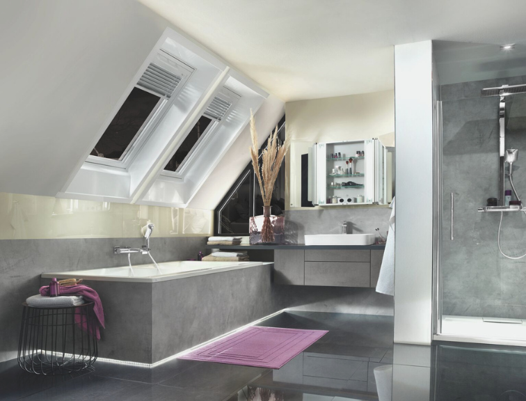 Badezimmer mit Roto Dachfenster und innenliegender Jalousette
