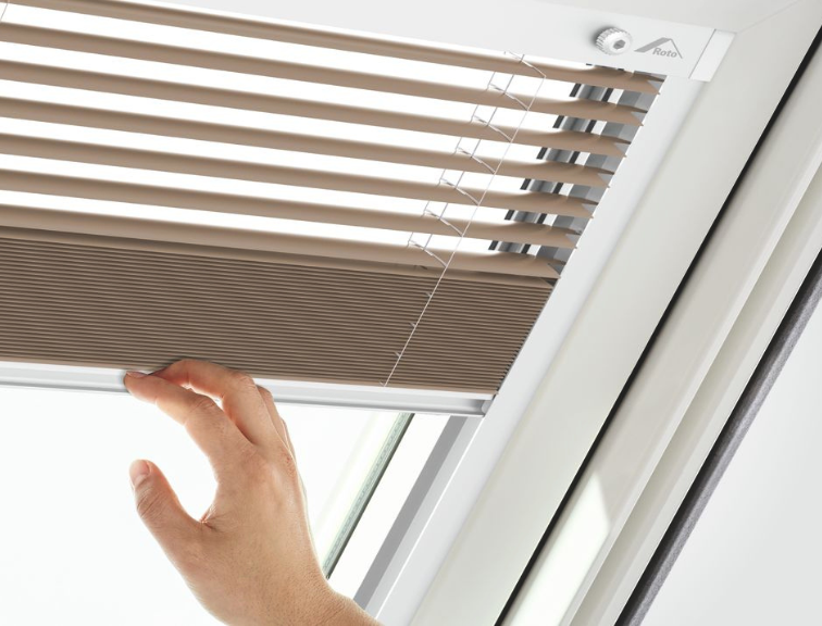 Braune Roto Jalousette als freigestelltes Produktfoto