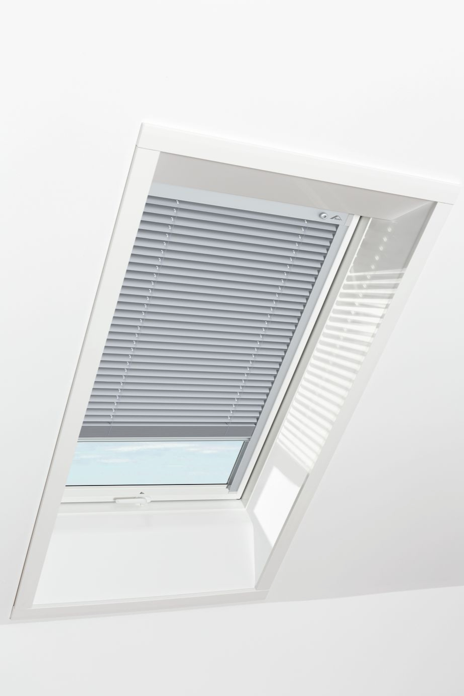 Graue Roto Jalousette als freigestelltes Produktfoto