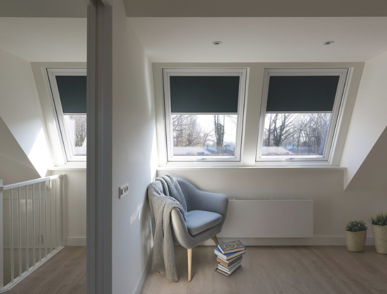 Flur mit Roto Dachfenster und innenliegendem Rollo Exclusiv