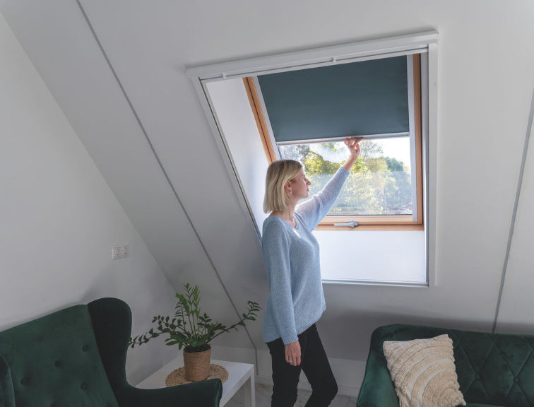 Grünes Roto Verdunkelungsrollo als freigestelltes Produktfoto