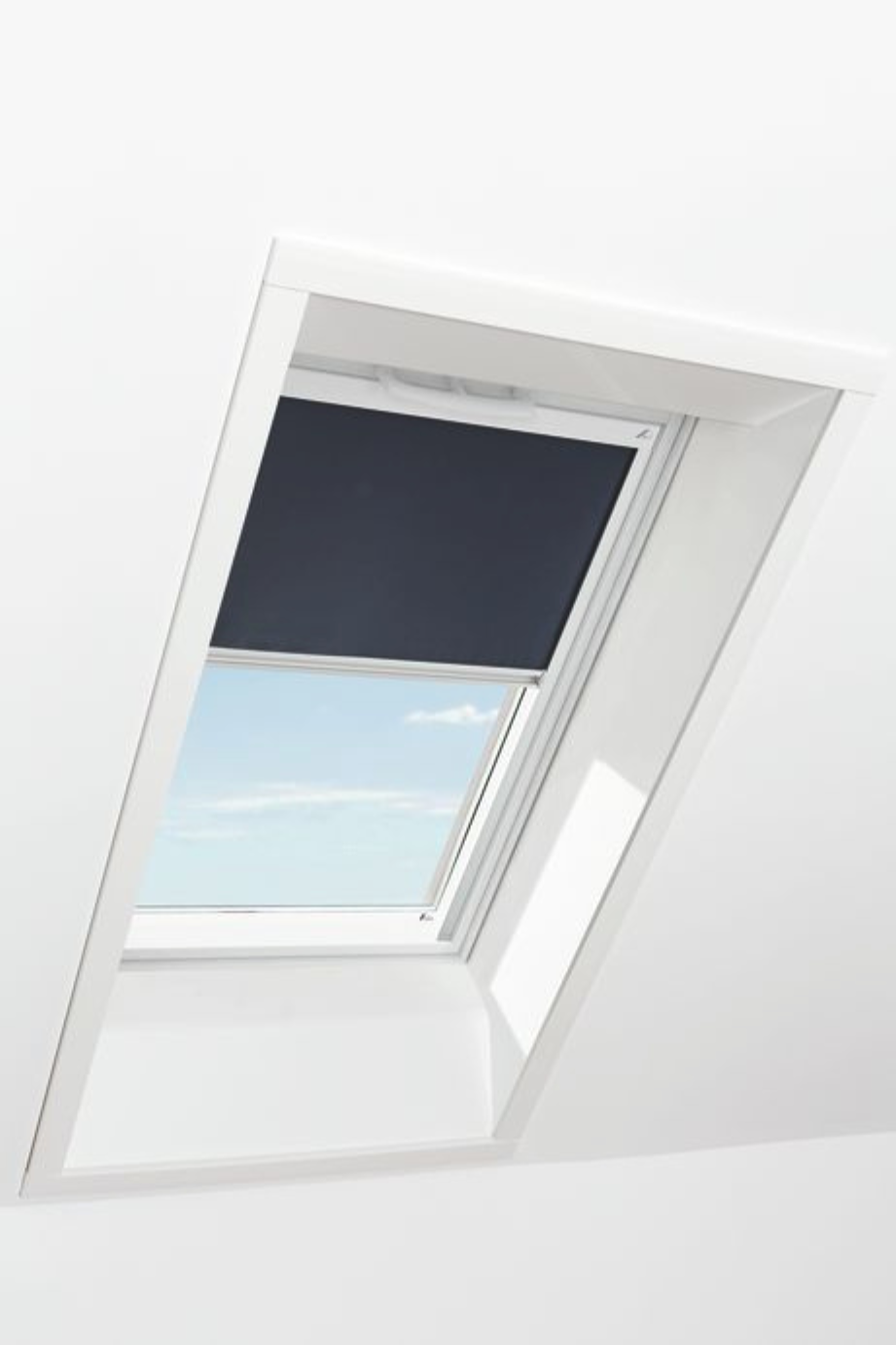 Schwarzes Roto Verdunkelungsrollo als freigestelltes Produktfoto