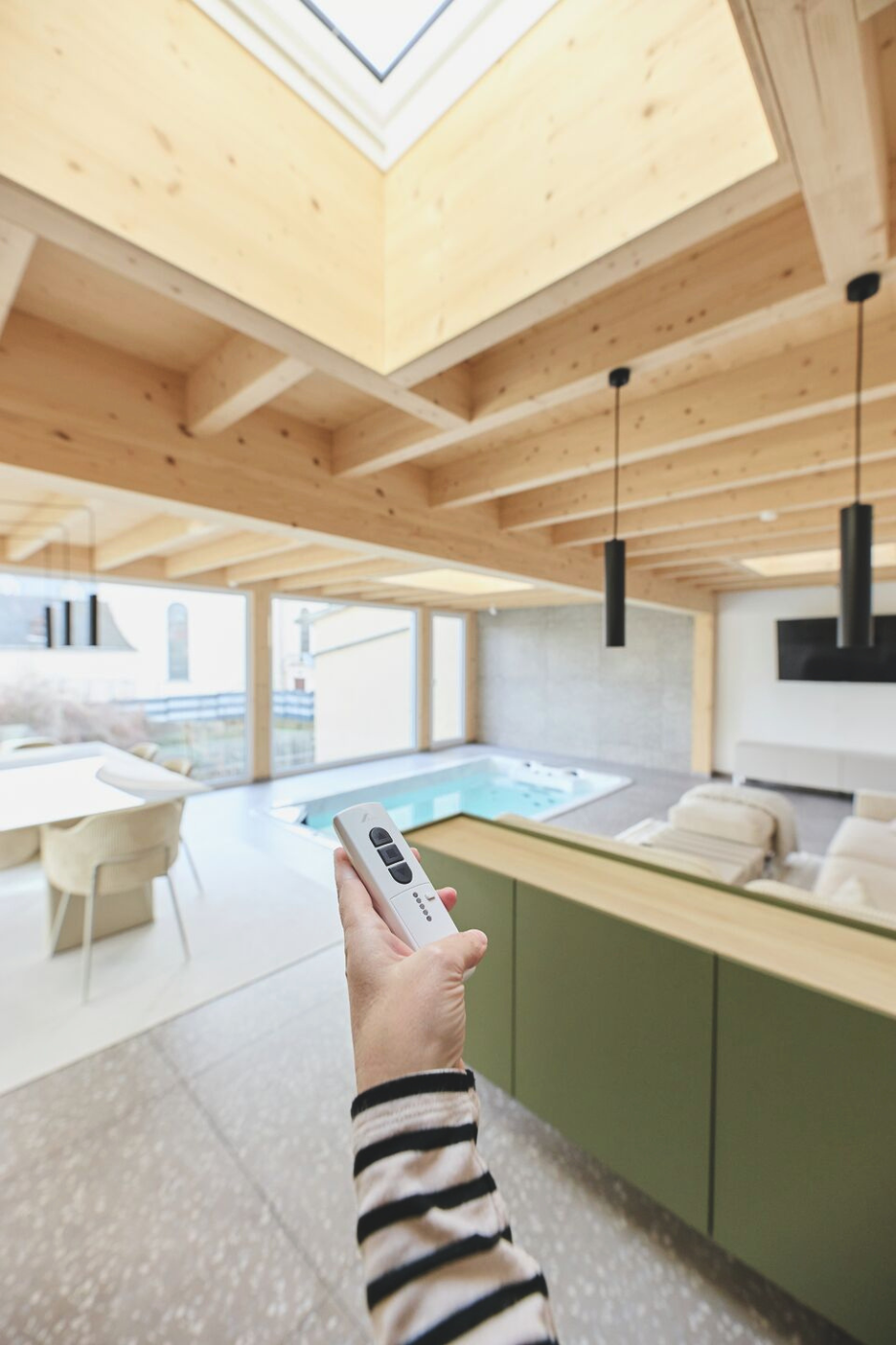 Roto Fernbedienung für die Dachfenster‑Automatisierung als freigestelltes Produktfoto