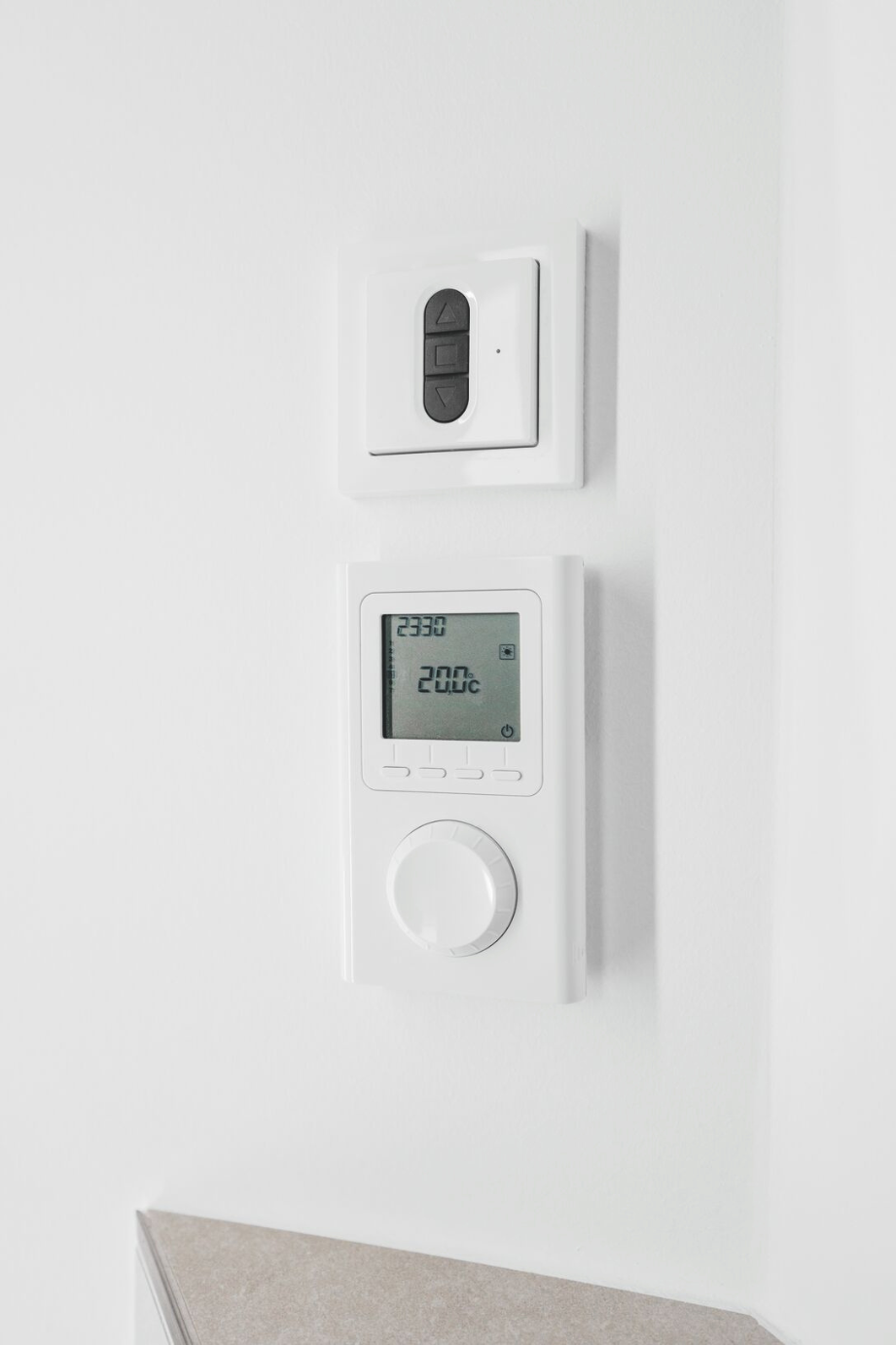Roto Thermostat und Schalter für die Dachfenster‑Automatisierung als freigestelltes Produktfoto